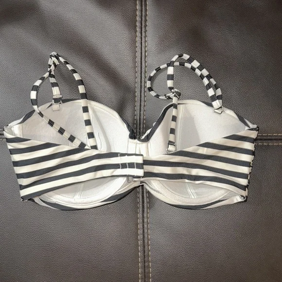 Black and white striped bikini top that can be worn with straps or strapless - Picture 2 of 3